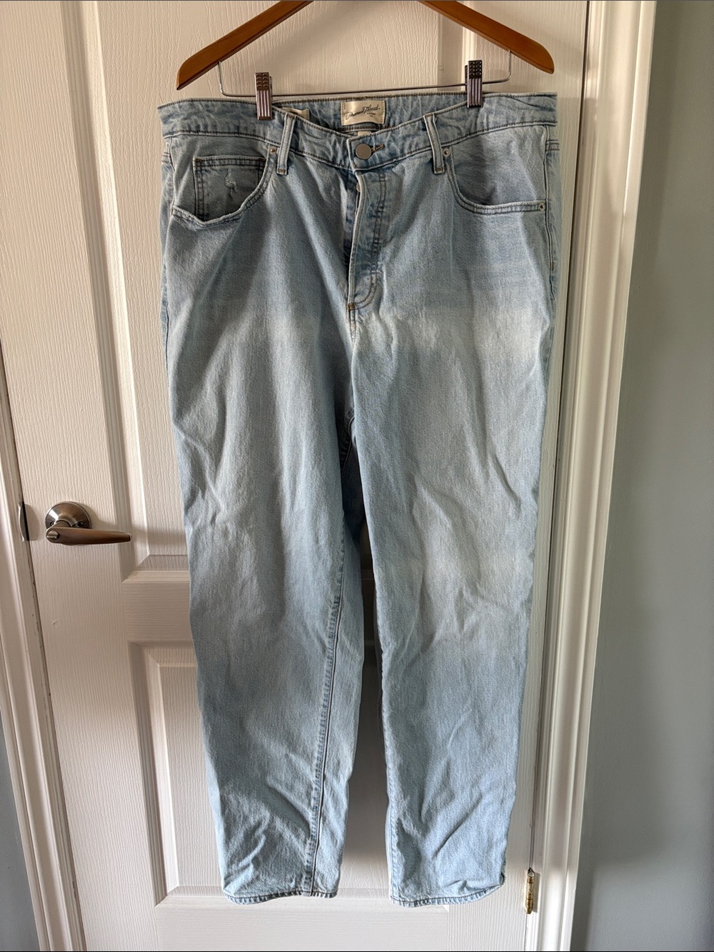 Universal Thread Light Wash Straight Jeans